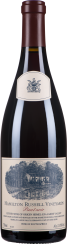 Eine Flasche Rotwein mit dunklem, sattem Glaston und bordeauxfarbenem, glänzendem Verschluss. Das Etikett zeigt eine detaillierte Illustration eines Weinguts und trägt klassische Schriftzüge.