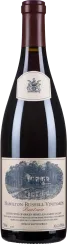 Eine Flasche Rotwein mit dunklem, sattem Glaston und bordeauxfarbenem, glänzendem Verschluss. Das Etikett zeigt eine detaillierte Illustration eines Weinguts und trägt klassische Schriftzüge.