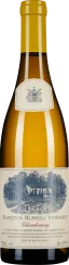 Flasche eines Weißweins mit gelber Flüssigkeit, kleinem Wappen oben und detaillierter Illustration einer Landschaft auf dem Etikett, das in Blau und Weiß gehalten ist.