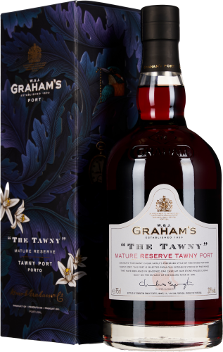 Eine dunkelrote Weinflasche mit elegantem Etikett und schwarzem Verschluss steht vor einer dekorativen Box mit blauen Blättern und weißen Blumen.