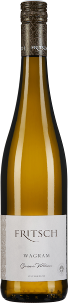 Transparente Weinflasche mit grünlichem Schimmer, schlankem Hals und dunklem Verschluss mit dekorativem Muster, weißes Etikett mit dunkelgrauer Schrift.