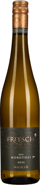 Eine elegante Weinflasche mit einer schimmernd goldenen Kapsel und einem kunstvoll gestalteten, dunklen Etikett.