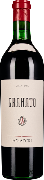 Dunkle Weinflasche mit grünem Hals und rotem Verschluss, schlichtes cremefarbenes Etikett mit stilisiertem Granatapfelmotiv.