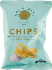 Tüte mit hellblauem Hintergrund und stilisiertem Sonnensymbol. Darunter gelbe Kartoffelchips und grobes Meersalz abgebildet.