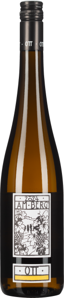 Braune Weinflasche mit eleganter schwarzer Kapsel, schmalem Hals, und einem künstlerisch gestalteten Etikett, das Weinlaub und Trauben illustriert.