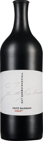 Eine schwarze Weinflasche mit mattem Finish und einem weißen Etikett, das vertikal und horizontal beschriftet ist.