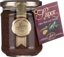 Ein Glas mit dunkler Olivenpaste und einem goldenen Deckel, verziert mit einem luxuriösen Etikett mit schwarzem und goldenen Design. Daneben hängt ein weinroter Anhänger mit einer Abbildung von Oliven und Trüffel.