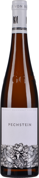 Die Weinflasche hat ein elegantes Design mit einem klaren Glas, das den bernsteinfarbenen Inhalt zeigt. Das Etikett ist in Weiß gehalten und mit feinen, schwarzen Verzierungen im unteren Bereich geschmückt. Der Verschluss ist ebenfalls in einem dezenten W