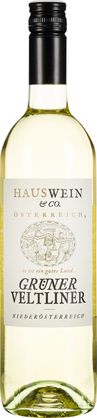 Die Weinflasche zeigt einen hellgelben Wein mit leicht grünlichen Reflexen. Das Etikett ist schlicht gestaltet mit einem mittigen ovalen Logo. Der Verschluss ist schwarz und geriffelt.