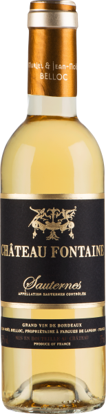 Die Weinflasche zeigt einen klaren, goldgelben Wein mit einem goldfarbenen Hals und dunkelblauem Etikett, das elegante goldene Schrift und Verzierungen ziert.