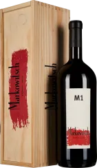 Eine elegante Weinflasche mit einem minimalistischen weißen Etikett und der Beschriftung "M1" steht neben einer dekorativen Holzkiste mit rotem Design.