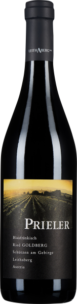 Eine dunkle Weinflasche mit schlichtem Etikett, darauf eine stimmungsvolle Landschaftsaufnahme eines Weinbergs bei Sonnenuntergang.