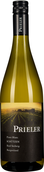 Eine Weinflasche mit grünlich-gelbem Glas, schwarzem Schraubverschluss und elegantem Etikett. Das Etikett zeigt ein Landschaftsfoto eines Weinbergs bei Sonnenuntergang.