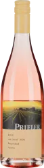 Flasche Roséwein mit hellgelbem Schraubverschluss, Etikett zeigt eine Landschaft mit Weinbergen. Der Wein hat eine zarte Roséfarbe.