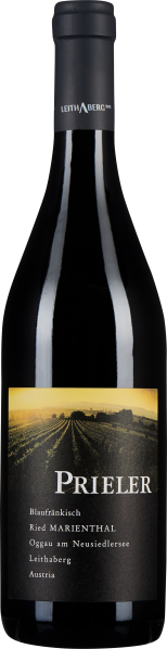 Eine schlanke, dunkelbraune Weinflasche mit schwarzem Etikett, das ein stimmungsvolles Landschaftsfoto zeigt. Der Verschluss ist in einem matten Schwarzton gehalten.