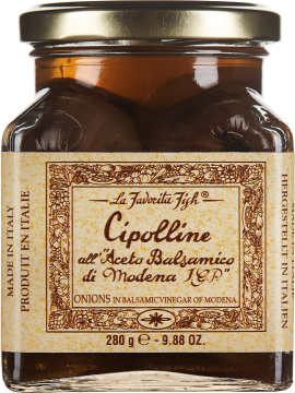 Ein Glas mit goldfarbenem Deckel, gefüllt mit kleinen Zwiebeln in dunklem Balsamicoessig. Das Etikett ist cremefarben mit dekorativem, braunem Randmuster.