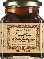 Ein Glas mit goldfarbenem Deckel, gefüllt mit kleinen Zwiebeln in dunklem Balsamicoessig. Das Etikett ist cremefarben mit dekorativem, braunem Randmuster.