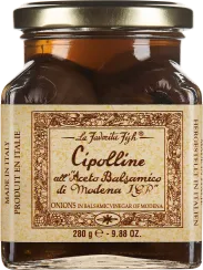 Ein Glas mit goldfarbenem Deckel, gefüllt mit kleinen Zwiebeln in dunklem Balsamicoessig. Das Etikett ist cremefarben mit dekorativem, braunem Randmuster.