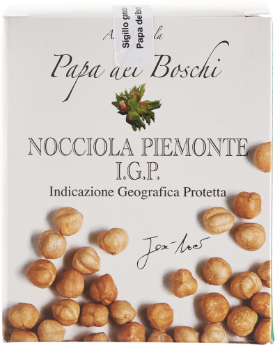 Die Verpackung zeigt zahlreiche naturbelassene Haselnüsse auf einem weißen Hintergrund, mit einem kleinen Bild von Haselnüssen und Blättern in der Mitte.