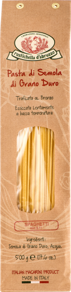 Die Verpackung zeigt eine rustikale, braune Papierhülle mit Sichtfenster, durch das lange, goldgelbe Spaghetti sichtbar sind. Ein ovales Logo mit traditionellen italienischen Elementen und roter Schrift sind prominent platziert.