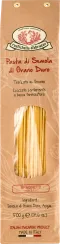Die Verpackung zeigt eine rustikale, braune Papierhülle mit Sichtfenster, durch das lange, goldgelbe Spaghetti sichtbar sind. Ein ovales Logo mit traditionellen italienischen Elementen und roter Schrift sind prominent platziert.