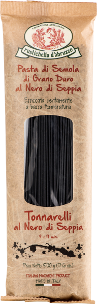 Die Verpackung zeigt Tonnarelli-Nudeln, die mit Sepiatinte gefärbt sind. Die Nudeln sind in einem natürlichen, ungebleichten Papierumschlag verpackt, durch den ein Sichtfenster die tiefschwarze Farbe der Pasta zeigt. Das Design wirkt rustikal und handwerk