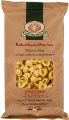 Papiertüte mit Sichtfenster, das gelbe, muschelähnliche Orecchiette-Nudeln zeigt; oben ein grünes Logo mit traditionellem Design.