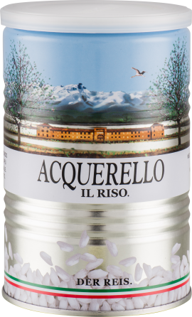 Eine silberne, zylindrische Reisverpackung mit einem farbenfrohen Landschaftsbild, das schneebedeckte Berge, Bäume und einen Vogel zeigt. Unten ist eine transparente Sektion mit sichtbaren Reiskörnern und einem Streifen in den Farben Grün, Weiß und Rot.