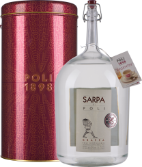 Große, klare Glasflasche mit Metallverschluss, etikettiert mit elegantem Design. Daneben steht eine metallische, rot-gold verzierte Geschenkdose.