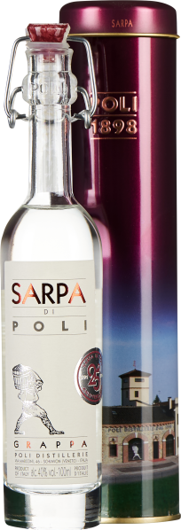 Klare, elegante Flasche mit Bügelverschluss, daneben eine metallische, rot-violette Geschenkbox mit goldenen Details und einem Bild einer Destillerie.