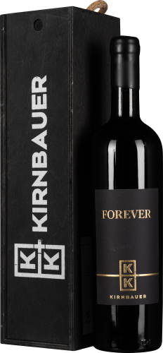 Eine elegante Weinflasche mit schwarzem Etikett und goldener Beschriftung, neben einer stilvollen schwarzen Holzkiste.