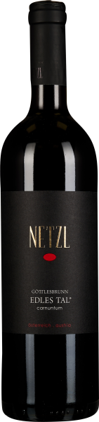 Die Weinflasche zeigt eine elegante, schwarze Etikettgestaltung mit goldener und roter Schrift. Die dunkle Flasche hat einen schlichten, schwarzen Verschluss, was ein modernes und edles Erscheinungsbild vermittelt.