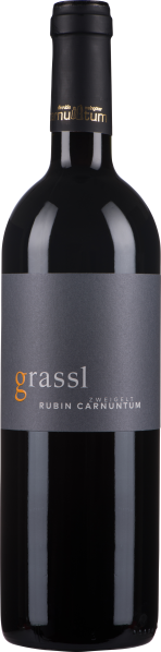 Dunkles Weinflasche mit schwarzem Etikett, silbernem bis anthrazitfarbenem Schriftzug, und einem goldenen Deckelband.