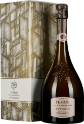 Elegante Champagnerflasche mit schwarzem Siegel und edler Schriftprägung, präsentiert vor einer dekorativen Geschenkbox mit geometrischem Goldmuster.