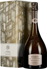 Elegante Champagnerflasche mit schwarzem Siegel und edler Schriftprägung, präsentiert vor einer dekorativen Geschenkbox mit geometrischem Goldmuster.