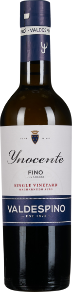 Die Weinflasche hat ein elegantes, dunkles Glas und ein klares, weißes Etikett mit blauer und goldener Verzierung. Der Hals der Flasche ist mit einer dunklen Kapsel versehen.