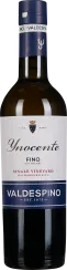 Die Weinflasche hat ein elegantes, dunkles Glas und ein klares, weißes Etikett mit blauer und goldener Verzierung. Der Hals der Flasche ist mit einer dunklen Kapsel versehen.