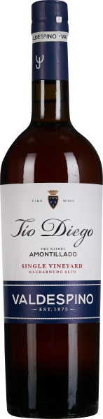 Die Weinflasche zeigt eine dunkelbraune Flüssigkeit, die durch ein elegantes weißes Etikett mit schwarzer und roter Schrift hervorgehoben wird. Der Flaschenhals ist mit einer tiefblauen Kapsel bedeckt.