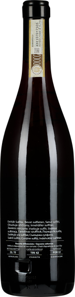 Rote Weinflasche mit schwarzem Verschluss, Etikett auf der Rückseite sichtbar.