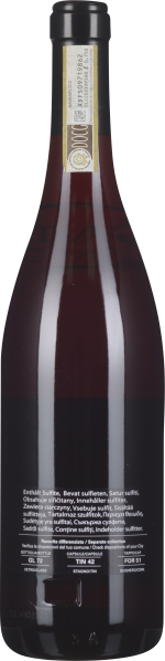 Schlanke Weinflasche mit dunklem Rotwein und schwarzem Verschluss.