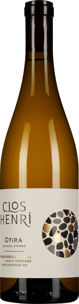 Die Weinflasche hat eine elegante Form mit einem klaren, hellen Glas, das die strohgelbe Farbe des Weins zeigt. Das Etikett ist schlicht gestaltet mit einem natürlichen Muster in Brauntönen, das an Steine erinnert.