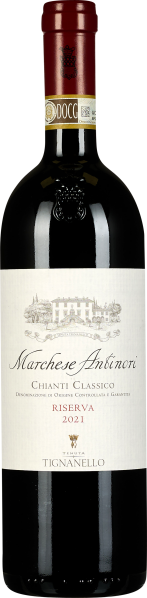 Eine elegante Weinflasche mit dunkelrotem Inhalt, einem rot-goldenen Flaschenhals und einem weißen Etikett mit schwarzer und roter Schrift sowie einer feinen Zeichnung eines Anwesens.