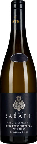 Eine elegante Weinflasche mit tiefgrünem Glas und einem dunkelblauen Etikett, das ein silbernes Wappen ziert. Der Flaschenhals ist mit einer schwarzen Kapsel überzogen, auf der goldene Buchstaben sichtbar sind.