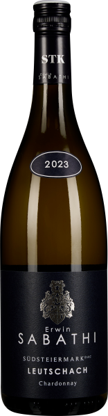 Eine elegante Weinflasche mit schwarzem Etikett und silbernen Schriftzügen, die ein Wappenmotiv zeigt. Der Flaschenhals ist mit einer schwarzen Kapsel versehen. Oben befindet sich ein ovales Schild mit der Aufschrift "2023".