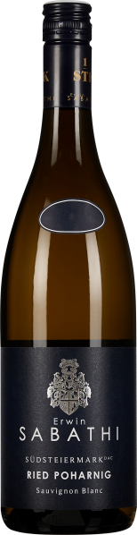 Weinflasche mit dunkelgrauem Etikett; schlanke Form, einheitlich dunkle Farbgebung auf Etikett und Verschluss mit silbernen Verzierungen und Textdetails.