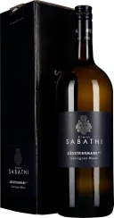 Elegante Weinflasche mit dunkelblauem Etikett und silbernem Schriftzug, begleitet von einer passenden schwarzen Geschenkbox im Hintergrund.