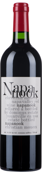Die Flasche zeigt einen Rotwein mit einer dunkelrot getönten Kapsel und einem eleganten, klaren Etikett mit schwarzer und grauer Schrift. Die Flasche hat eine klassische, schlanke Form.