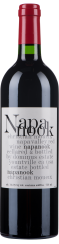 Die Flasche zeigt einen Rotwein mit einer dunkelrot getönten Kapsel und einem eleganten, klaren Etikett mit schwarzer und grauer Schrift. Die Flasche hat eine klassische, schlanke Form.