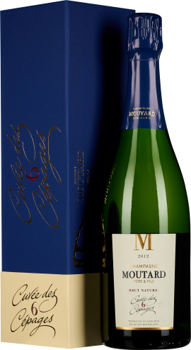 Flasche Champagner mit dunkelblauer Kapsel und goldenen Akzenten, neben passender blauer Geschenkbox mit eleganter Schrift.