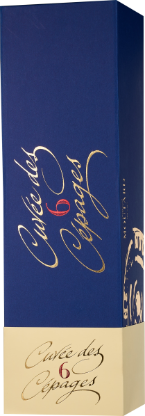 Blaue, aufwendig gestaltete Weinverpackung mit goldener Schrift und rotem Akzent.